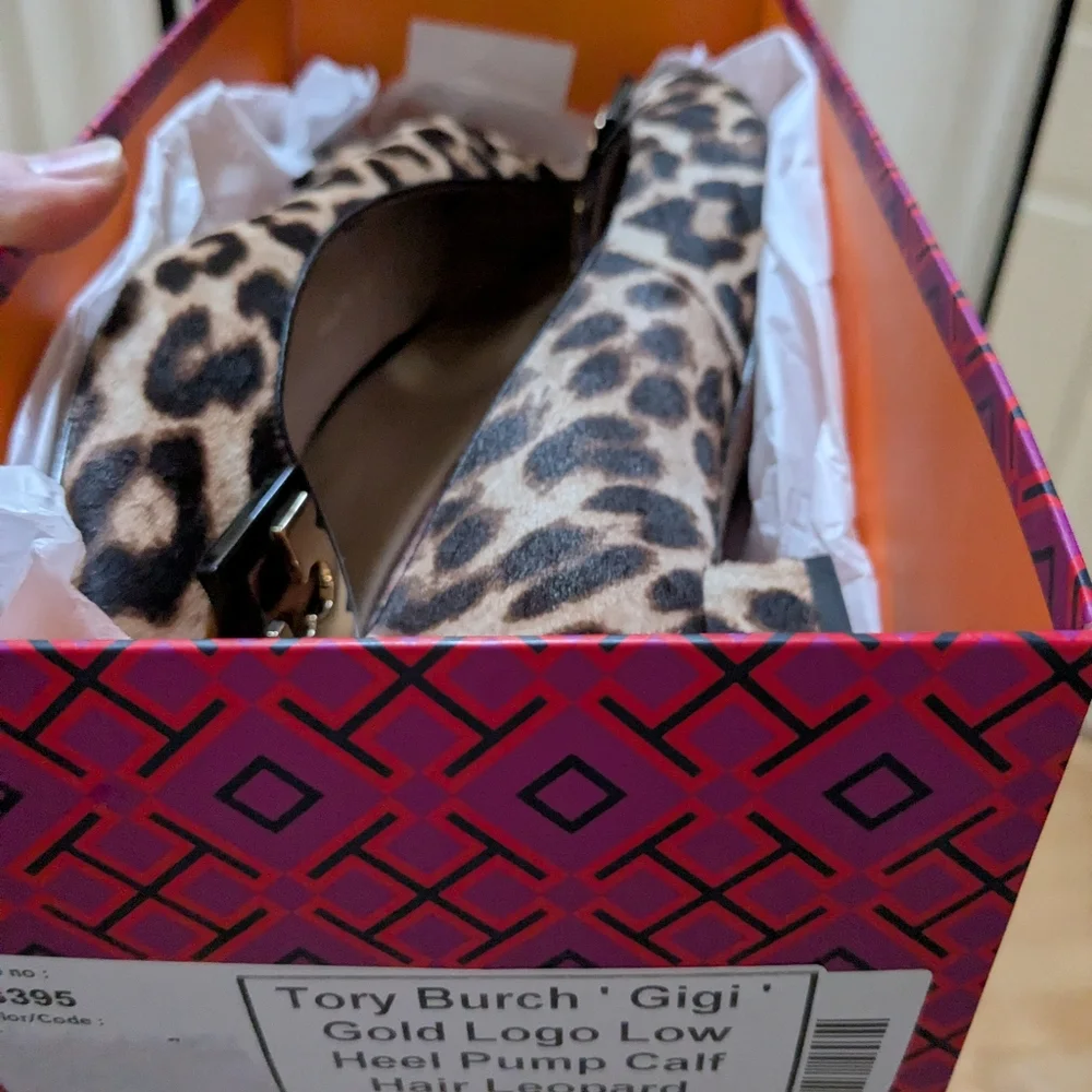 Tory Burch Gold Logo Pump - Picture 3 of 5
